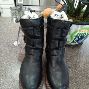 Frye Valerie Short Belted Shearling Boots Size 10